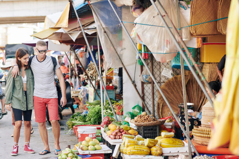 Pareja paseando entre mercado chino en China